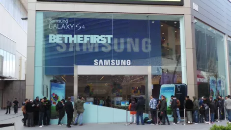 Queue jump Kiwis beat the world to Galaxy S4